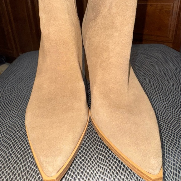 Size 11 Women MARC FISHER Beige Covered Insets Alva Stacked Heel Leather Booties - Picture 1 of 6